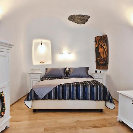 Anemomilos Oia  Bagian luar foto